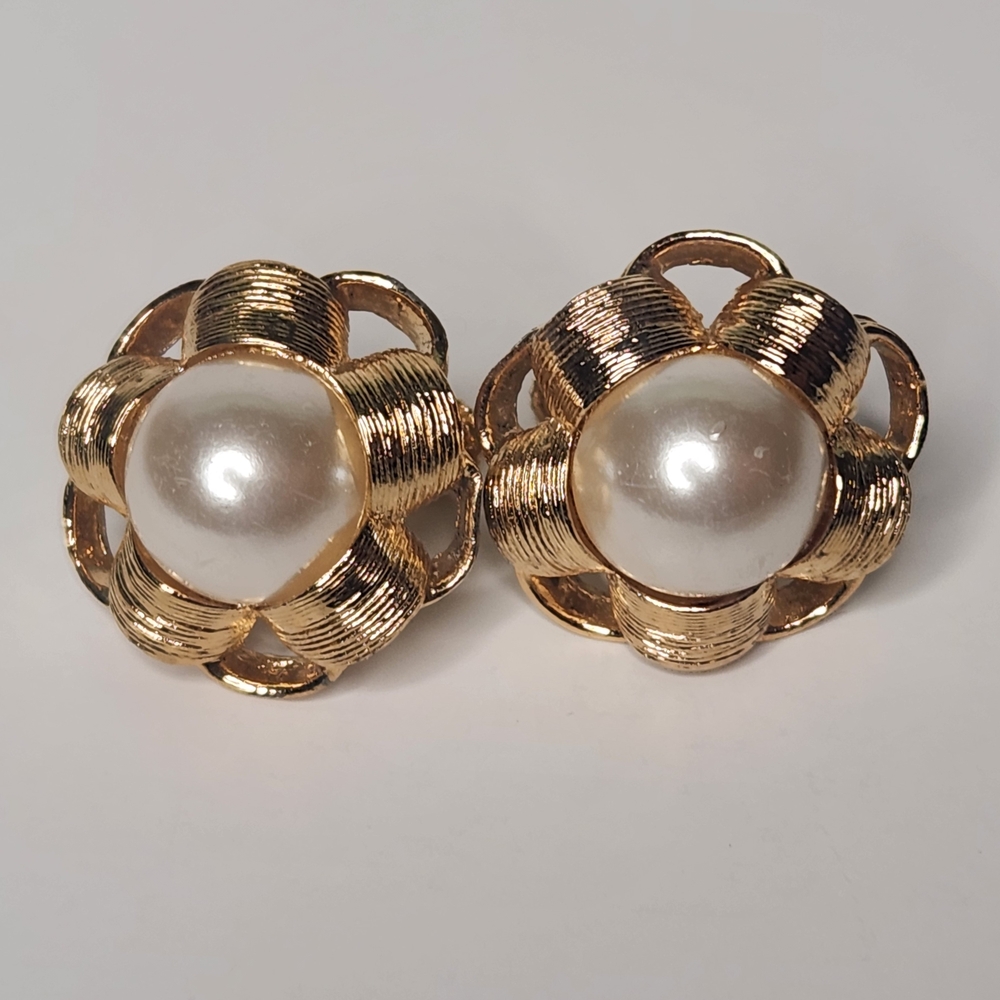 VINTAGE Gold and Pearl Earrings Clip On